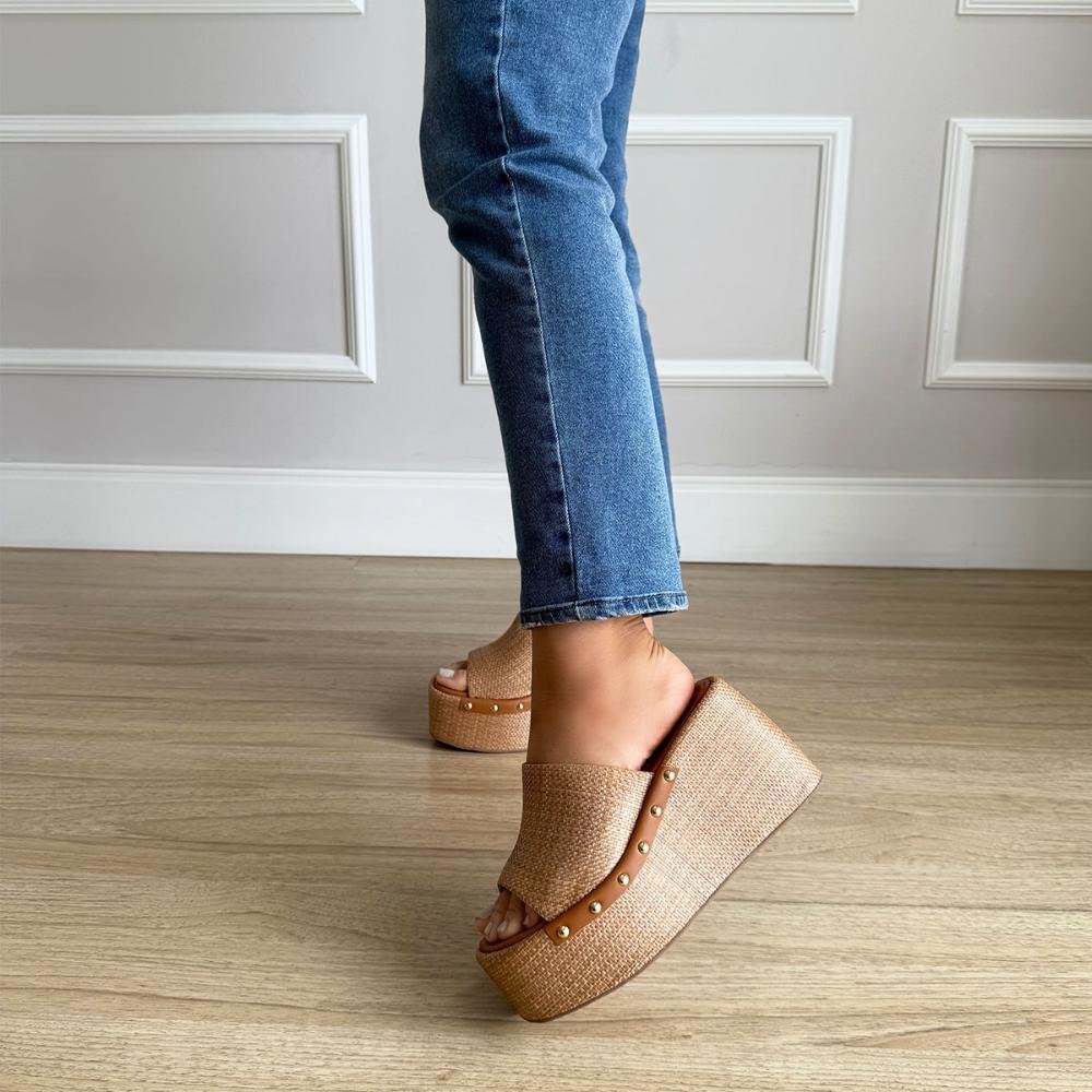 Hailey - Tamanco Plataforma Palha Tramada com Tachas Bege 7