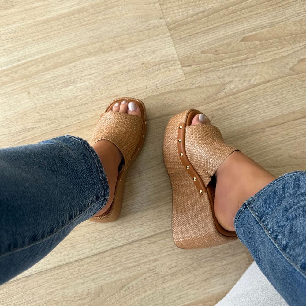 Hailey - Tamanco Plataforma Palha Tramada com Tachas Bege 4