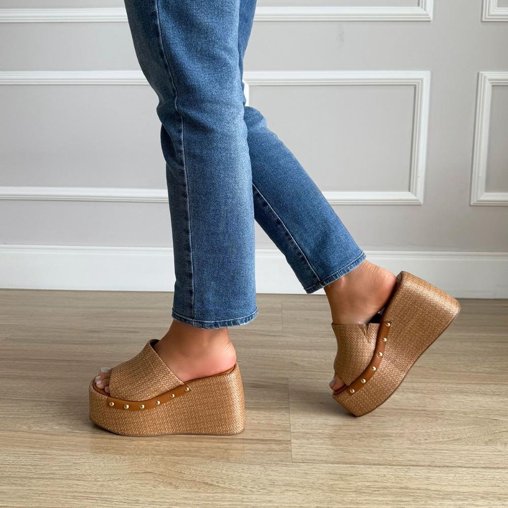 Hailey - Tamanco Plataforma Palha Tramada com Tachas Bege 6