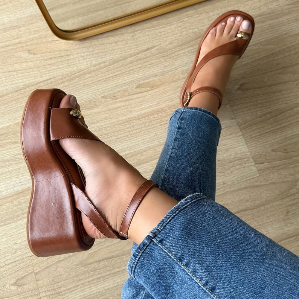 Ludmila - Sandália Plataforma Caramelo com Detalhe Dourado Dedo Caramelo 2