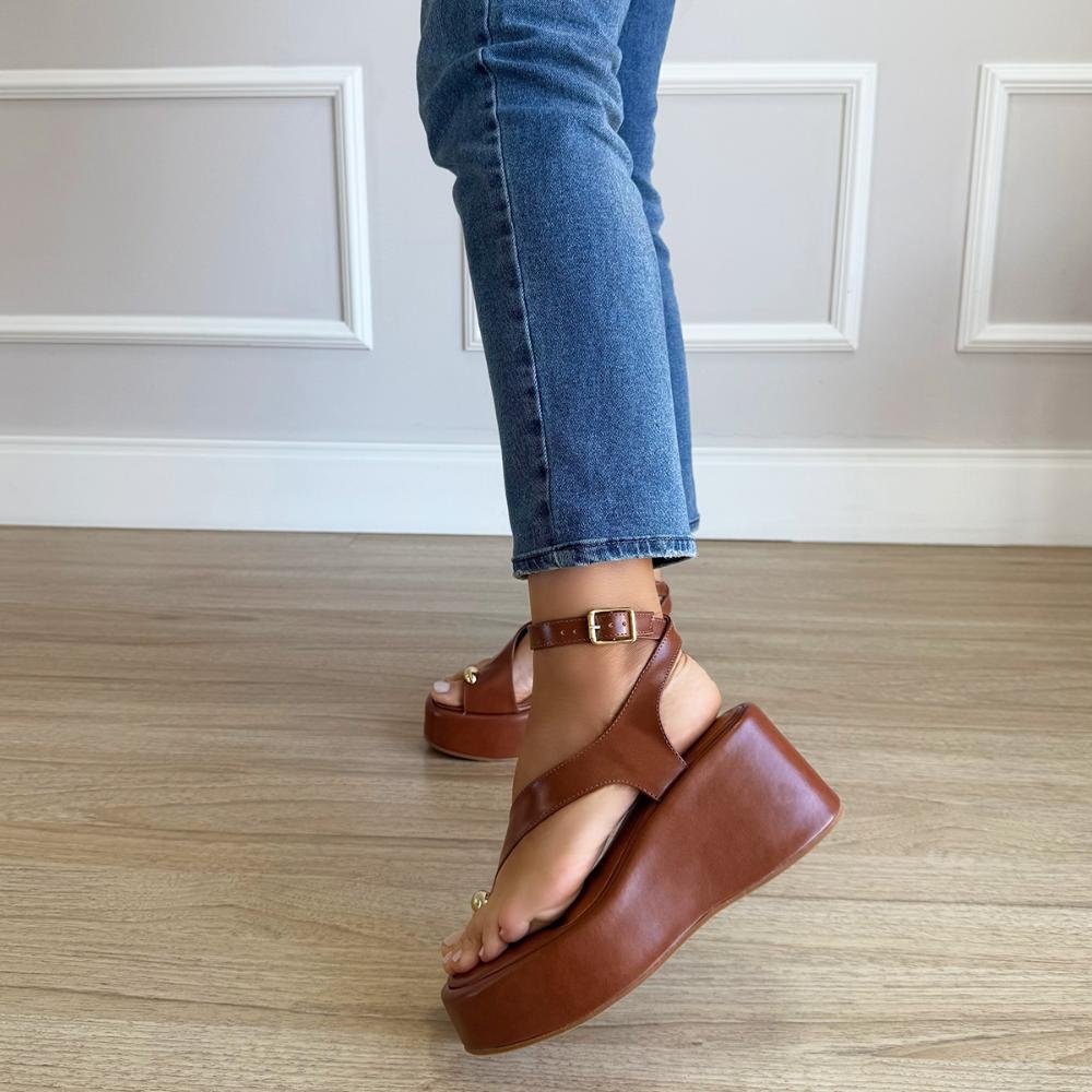 Ludmila - Sandália Plataforma Caramelo com Detalhe Dourado Dedo Caramelo 8