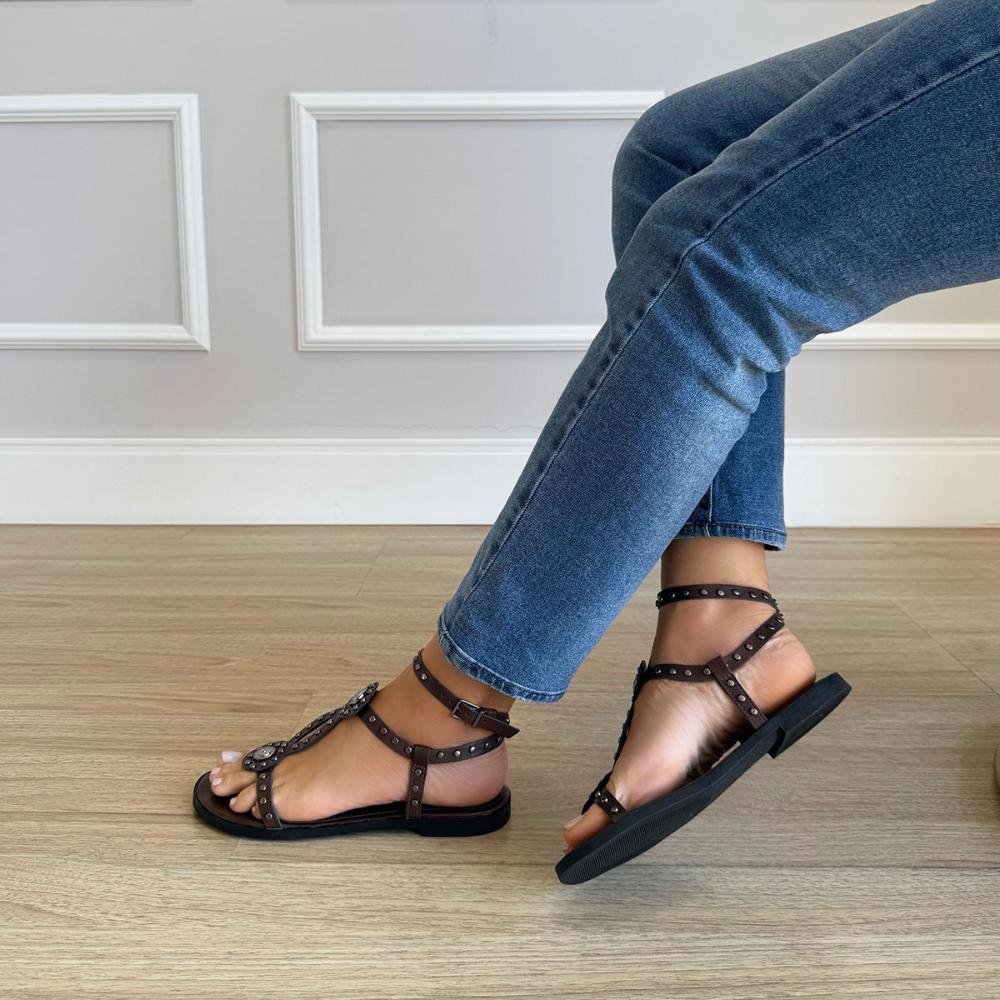 Noeli - Rasteira Feminina Marrom com Tachas e Detalhes Metálicos Marrom 2