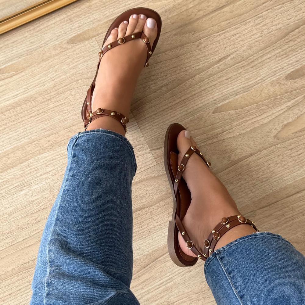 Lilly - Sandália Rasteira Caramelo com Tachas Douradas Caramelo 2