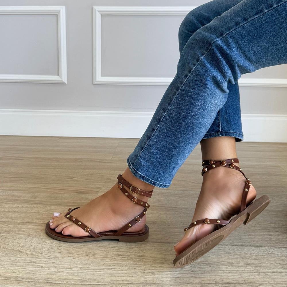 Lilly - Sandália Rasteira Caramelo com Tachas Douradas Caramelo 5