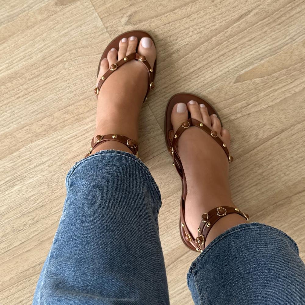 Lilly - Sandália Rasteira Caramelo com Tachas Douradas Caramelo 6