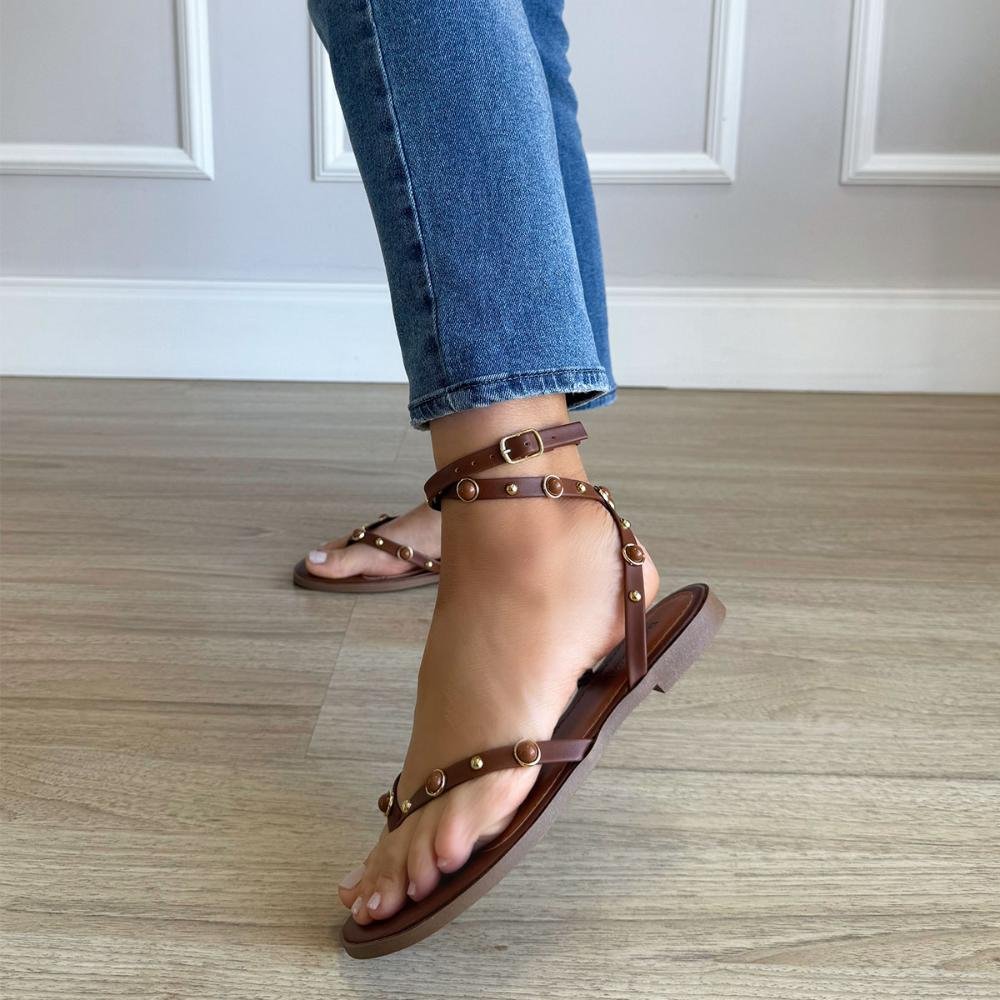 Lilly - Sandália Rasteira Caramelo com Tachas Douradas Caramelo 7