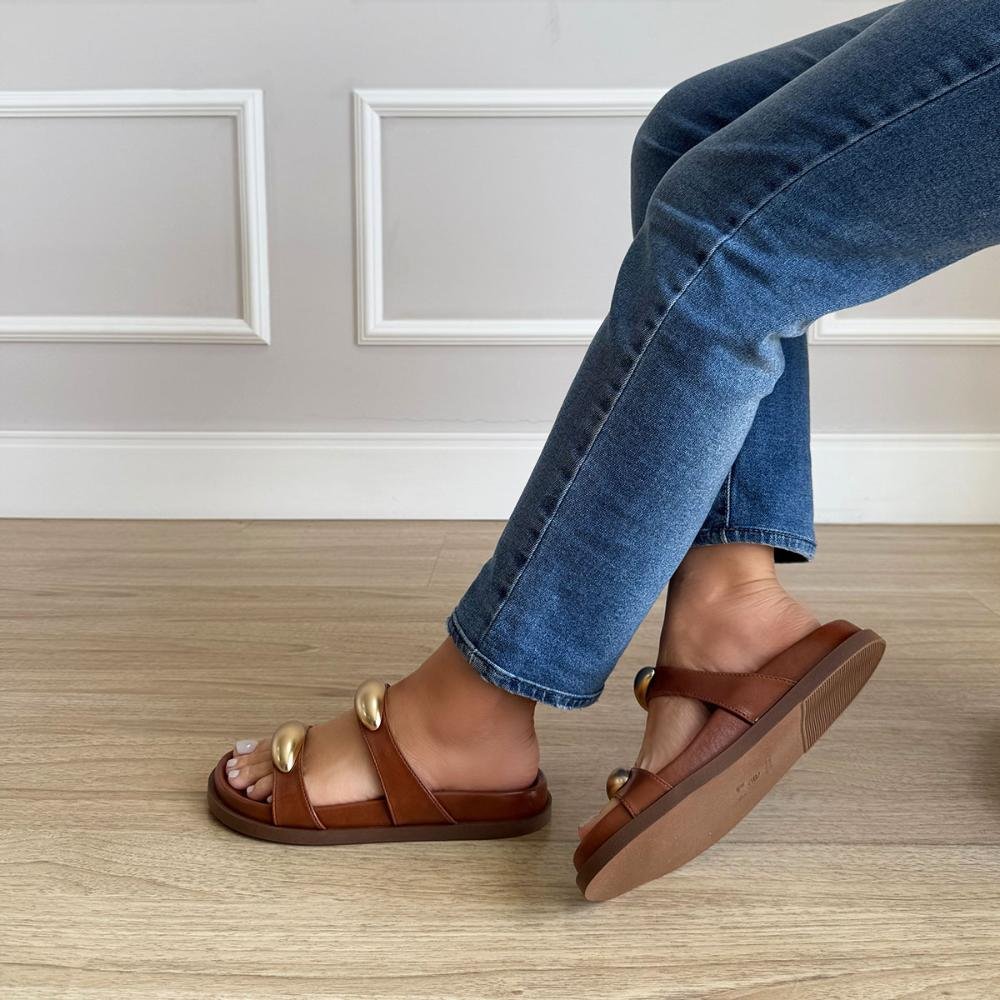 Lívia - Rasteira Feminina Caramelo com Detalhe Dourado Caramelo 5