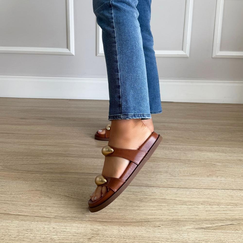 Lívia - Rasteira Feminina Caramelo com Detalhe Dourado Caramelo 6