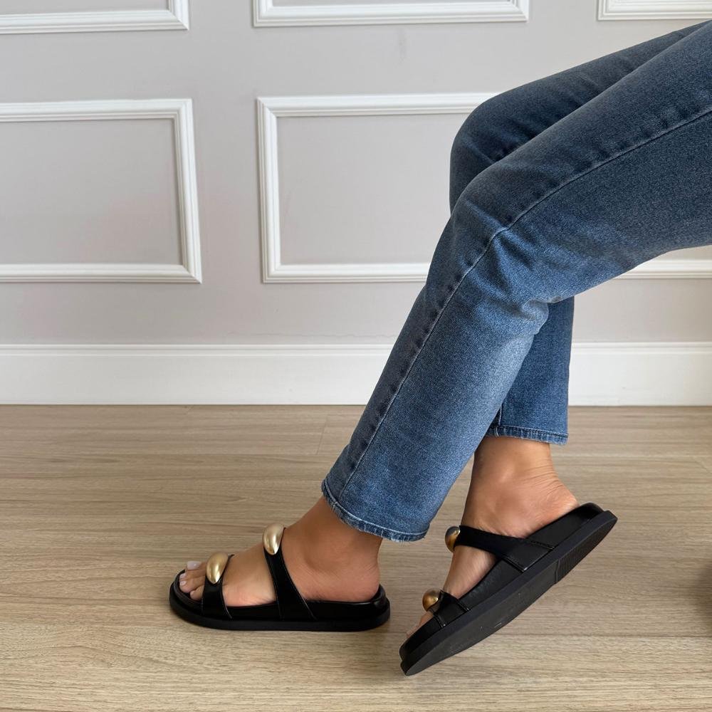 Lívia - Rasteira Feminina Preta com Detalhe Dourado Preto 2