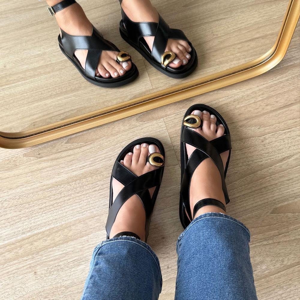 Diana - Sandália de Tiras Preta com Detalhe Dourado Preto 4