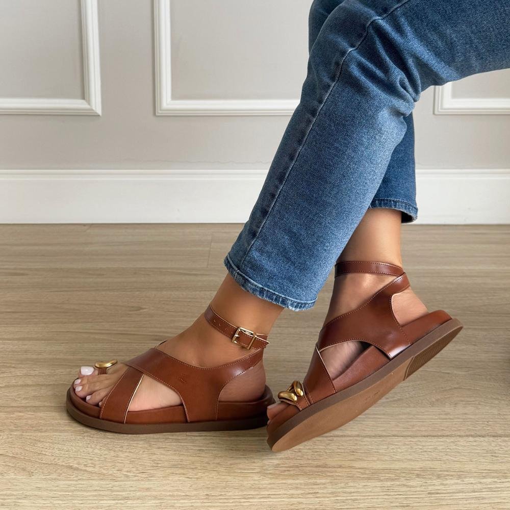 Diana - Sandália de Tiras Caramelo com Detalhe Dourado Caramelo 5