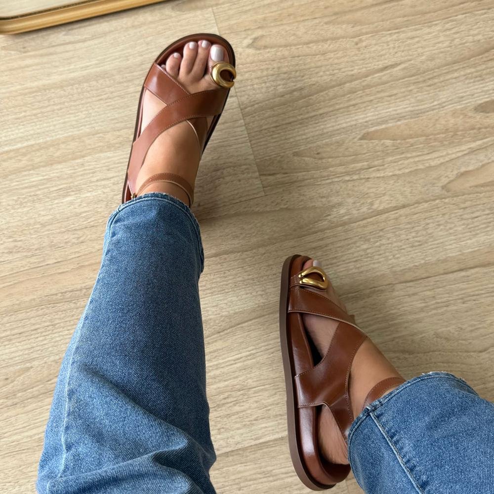 Diana - Sandália de Tiras Caramelo com Detalhe Dourado Caramelo 6