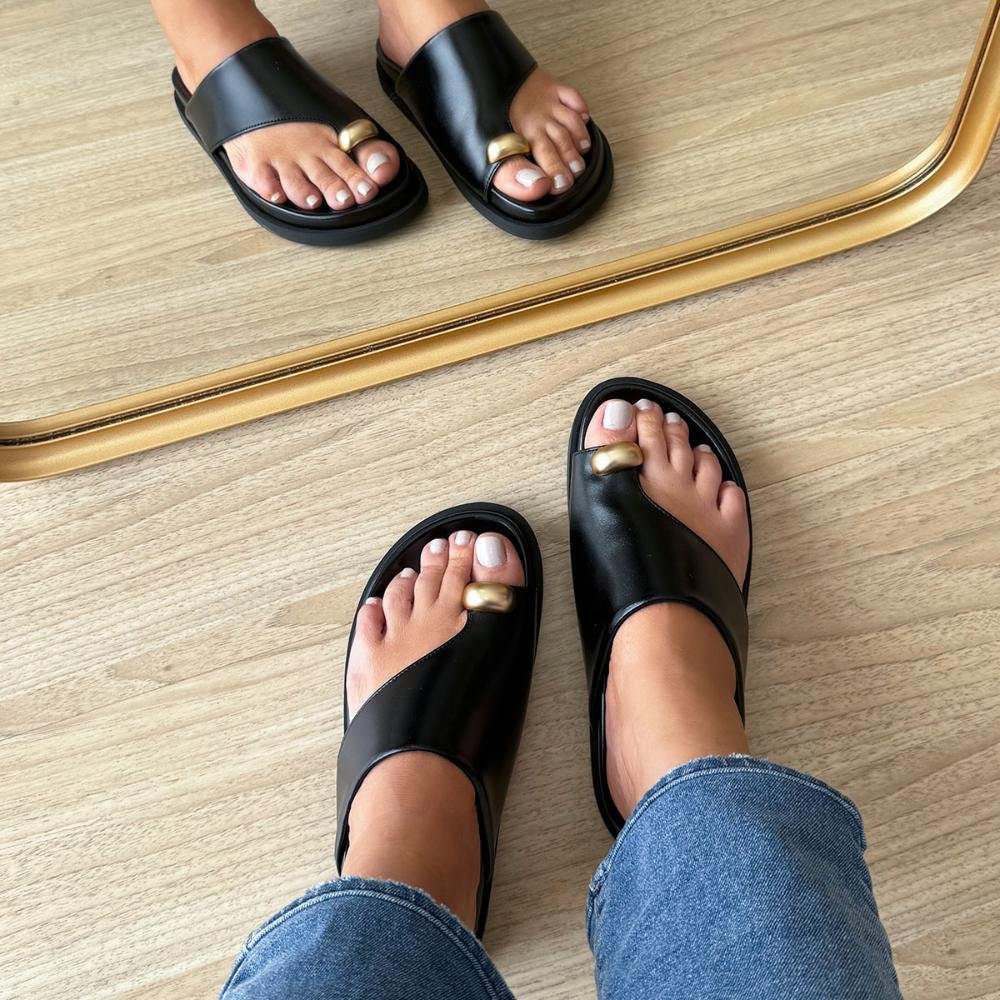 Olga - Rasteira Feminina Preta Dedo com Detalhe Dourado Preto 2