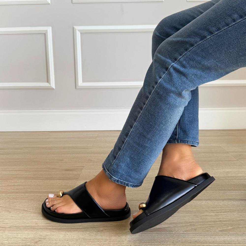 Olga - Rasteira Feminina Preta Dedo com Detalhe Dourado Preto 6