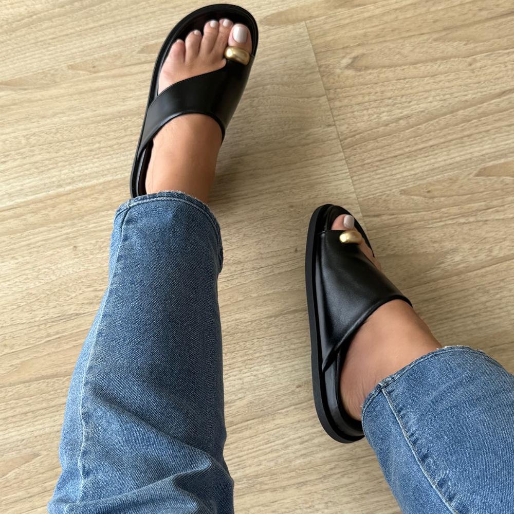 Olga - Rasteira Feminina Preta Dedo com Detalhe Dourado Preto 4