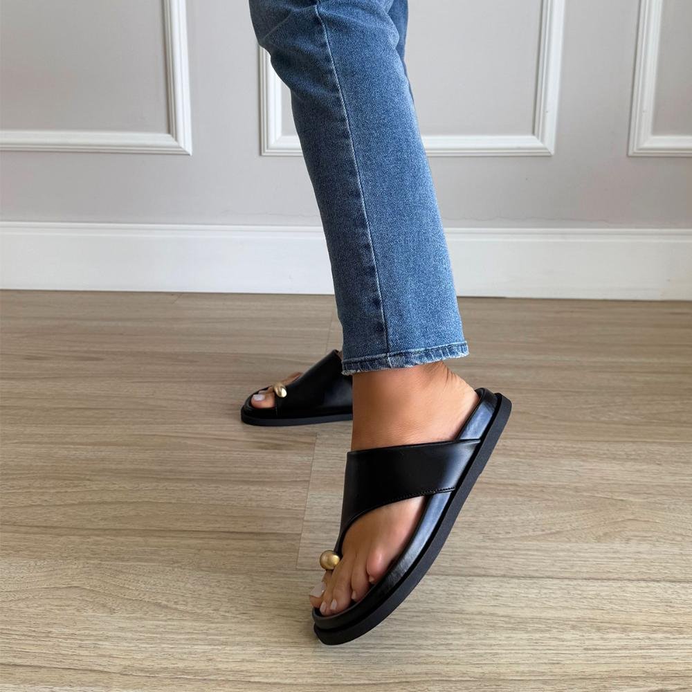 Olga - Rasteira Feminina Preta Dedo com Detalhe Dourado Preto 7