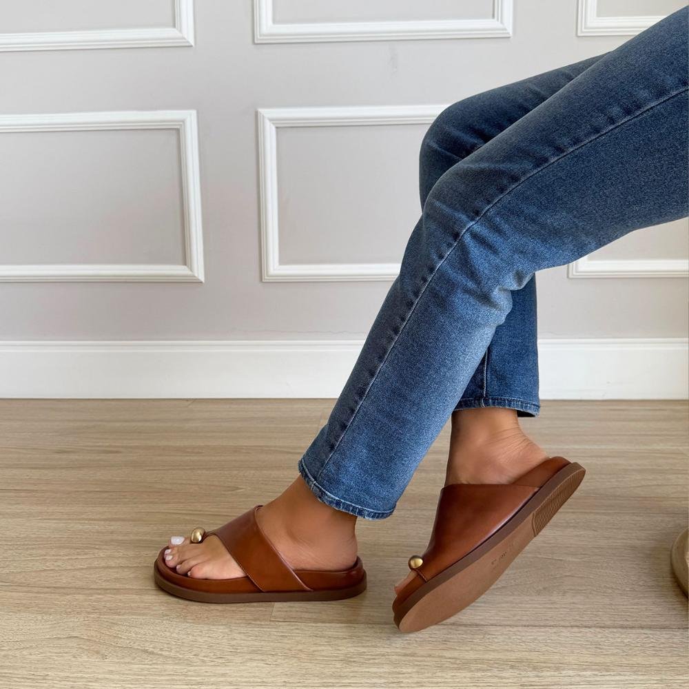 Olga - Rasteira Feminina Caramelo Dedo com Detalhe Dourado Caramelo 4