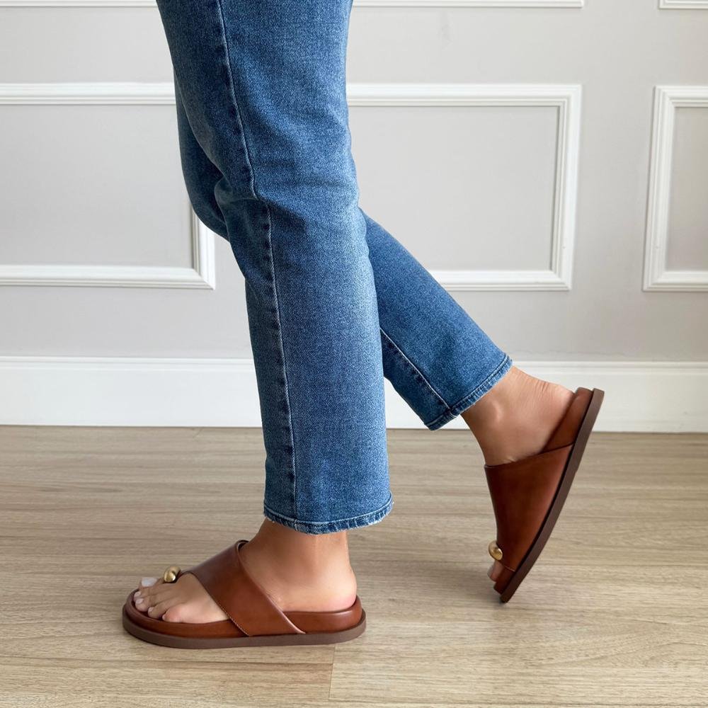 Olga - Rasteira Feminina Caramelo Dedo com Detalhe Dourado Caramelo 5