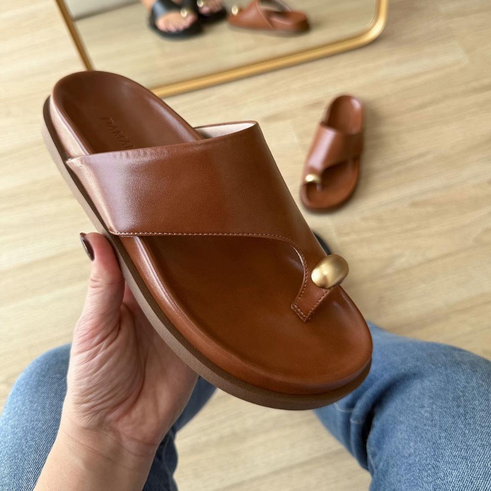 Olga - Rasteira Feminina Caramelo Dedo com Detalhe Dourado Caramelo 6