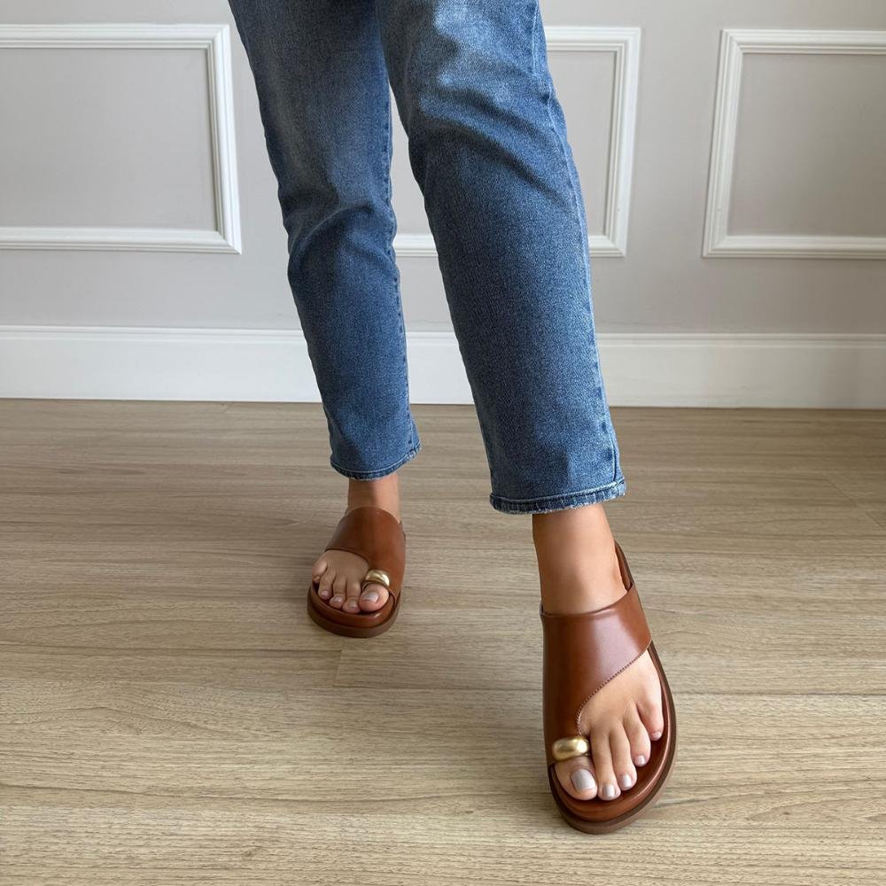 Olga - Rasteira Feminina Caramelo Dedo com Detalhe Dourado Caramelo 7