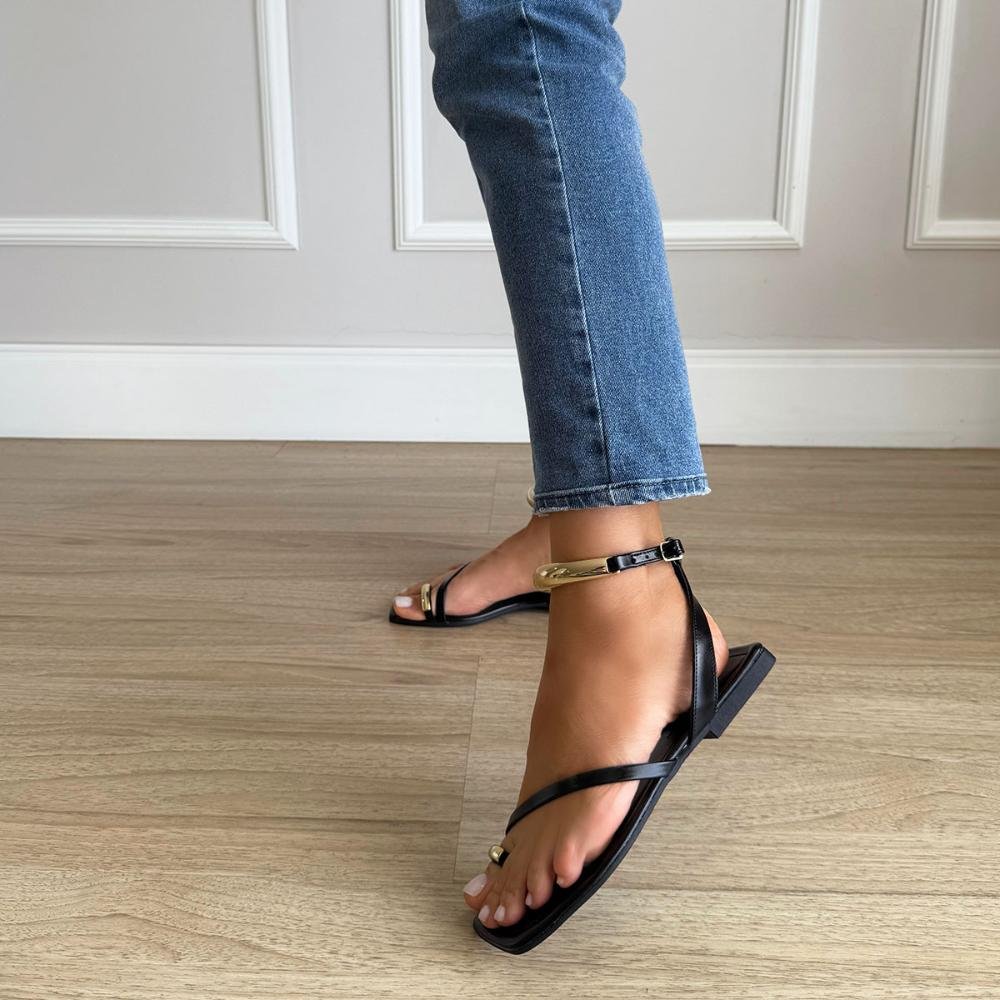 Michely - Rasteira Fashion Minimalista com Detalhes Dourados Preto 7