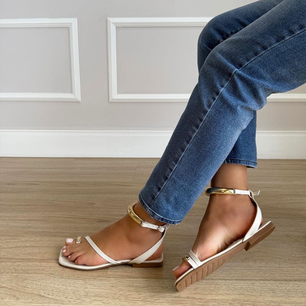 Michely - Rasteira Fashion Minimalista Off White com Detalhes Dourados Branco 4