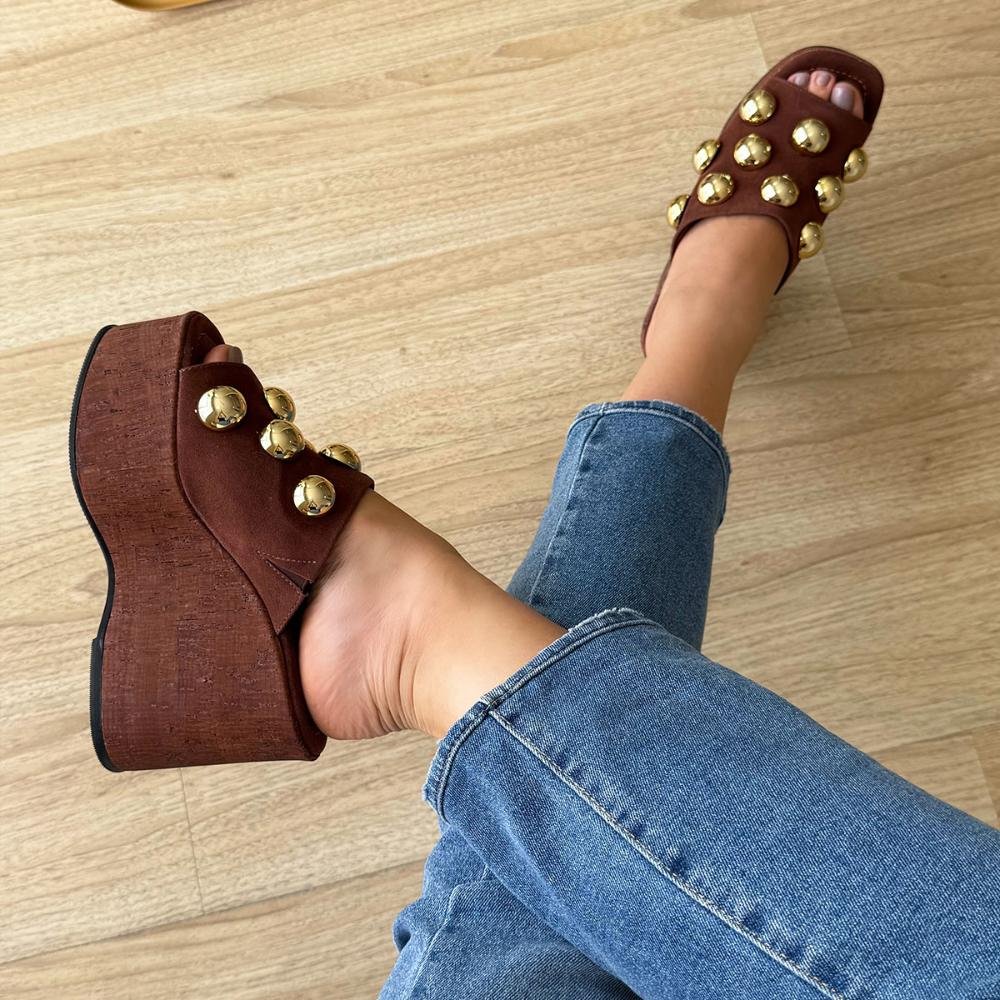 Emily - Tamanco Plataforma Marrom com Esferas Douradas Marrom 2