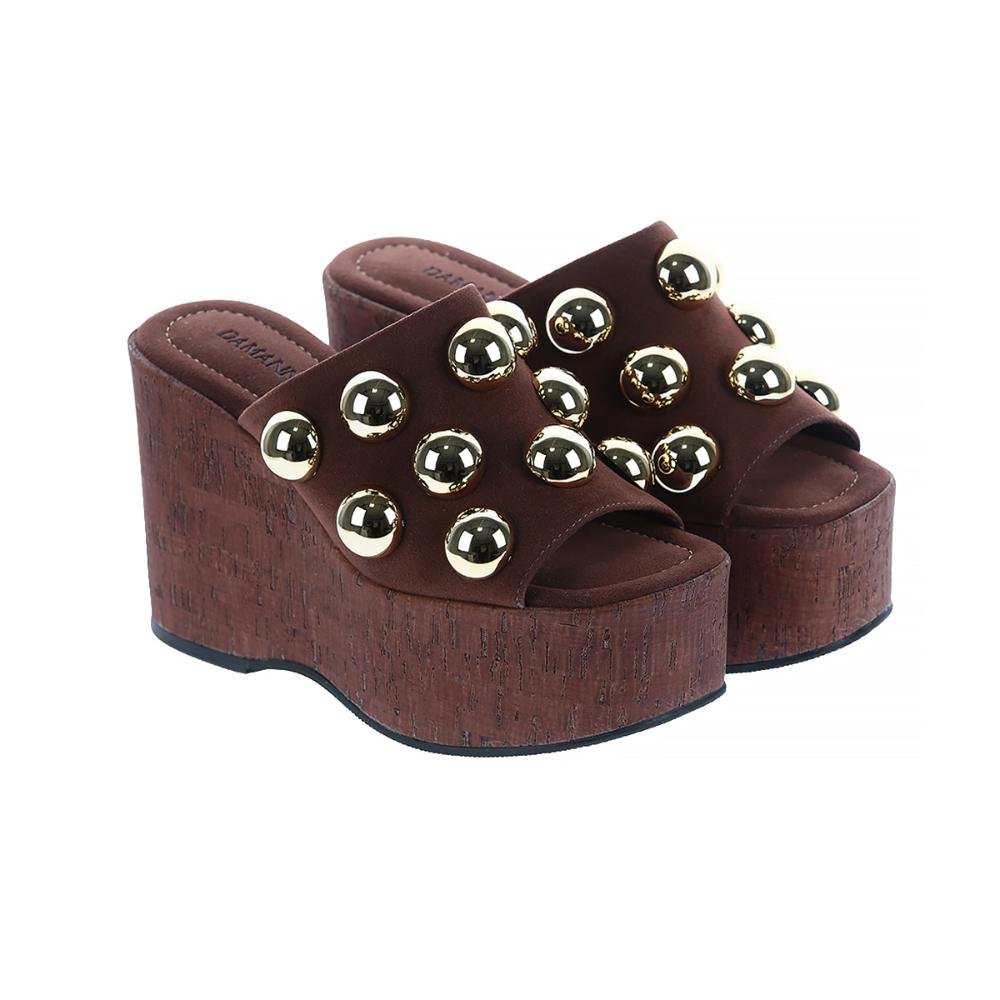 Emily - Tamanco Plataforma Marrom com Esferas Douradas Marrom 3