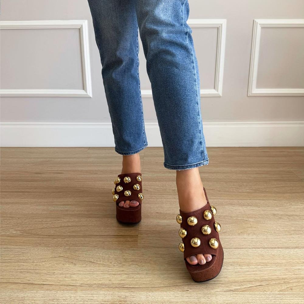 Emily - Tamanco Plataforma Marrom com Esferas Douradas Marrom 6