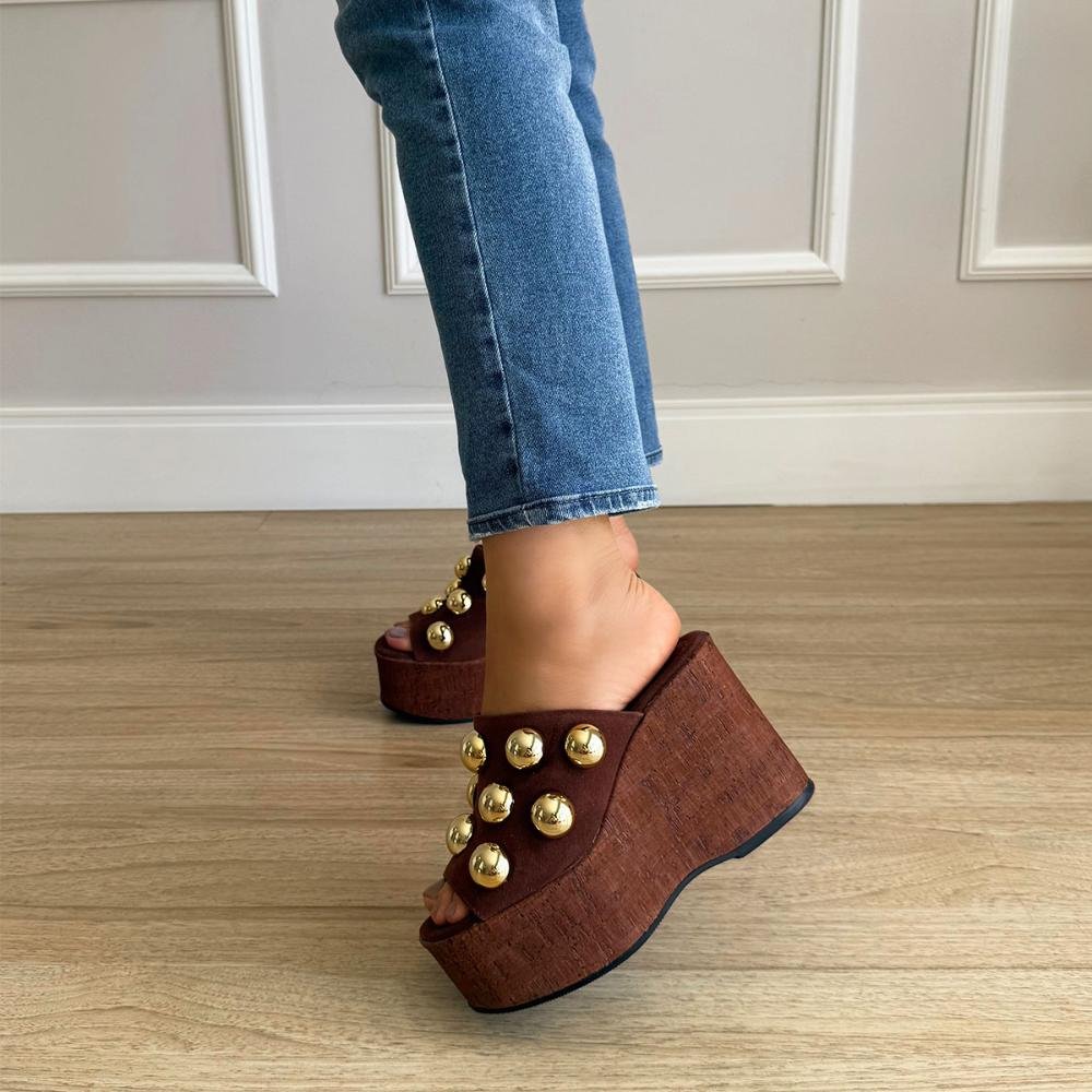 Emily - Tamanco Plataforma Marrom com Esferas Douradas Marrom 7