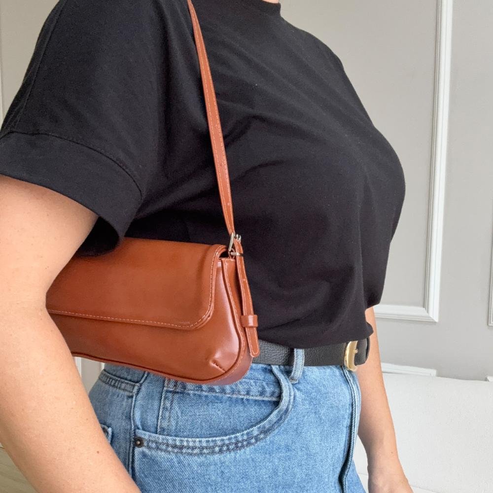Megan - Bolsa Baguete Minimalista Caramelo Marrom 3