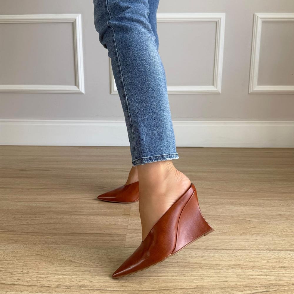 Olivia - Mule Anabela Bico Fino Caramelo Marrom 5