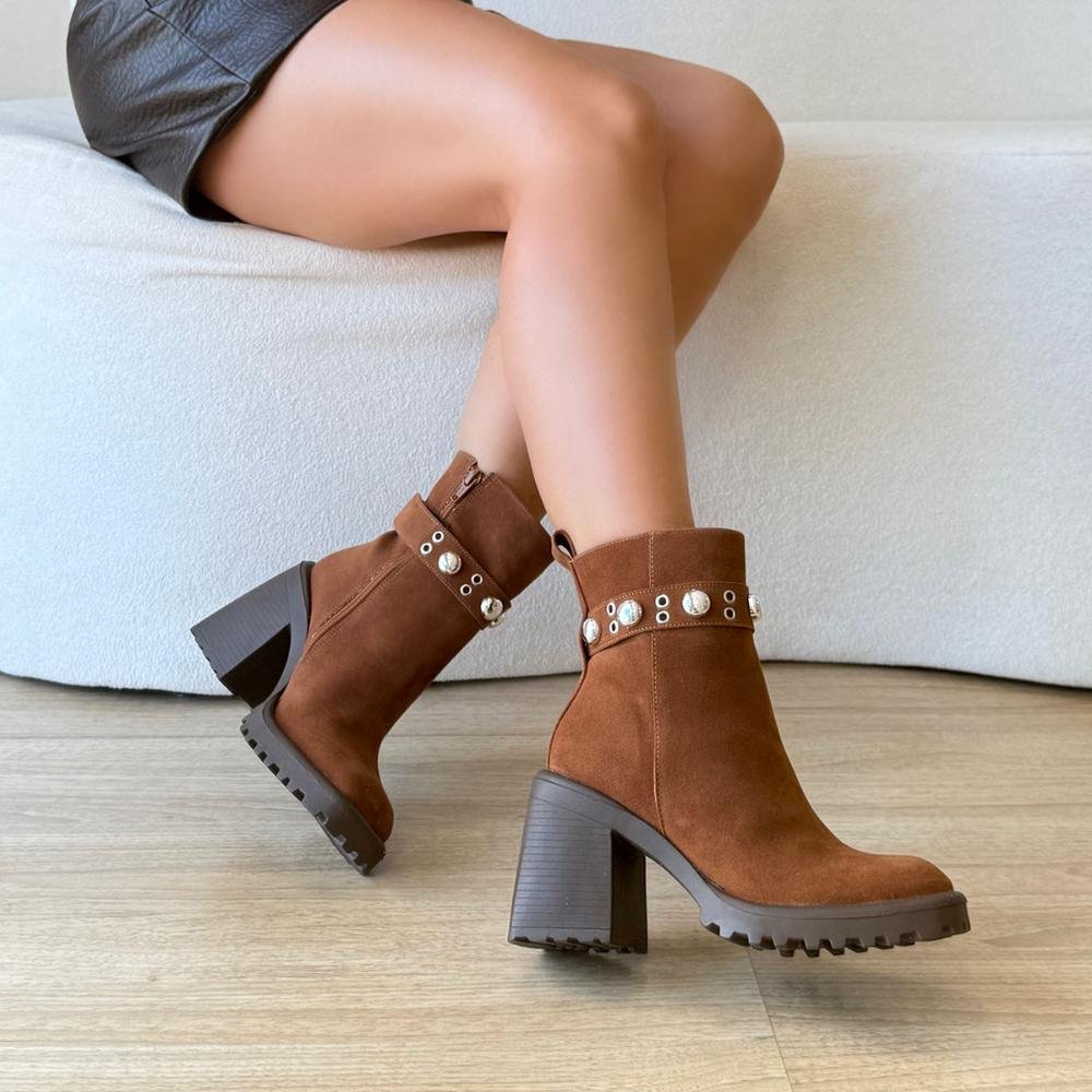 Judy - Bota Feminina Tratorada Caramelo Salto Alto com Fivela Metal Marrom 5