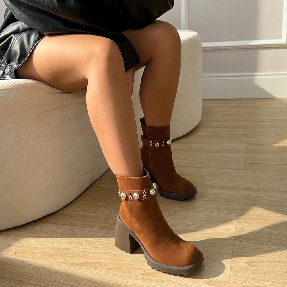 Judy - Bota Feminina Tratorada Caramelo Salto Alto com Fivela Metal Marrom 7