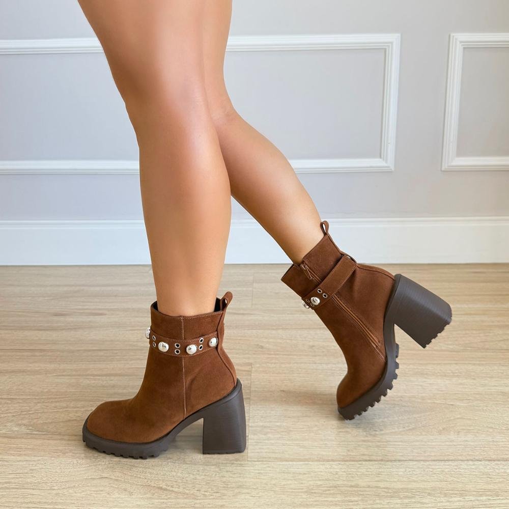 Judy - Bota Feminina Tratorada Caramelo Salto Alto com Fivela Metal Marrom 8