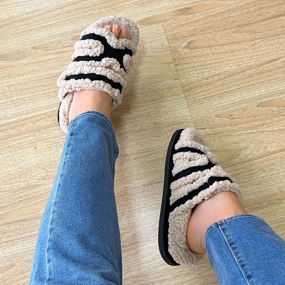 Karina - Papete Flatform com Pelos Preta Preto 7