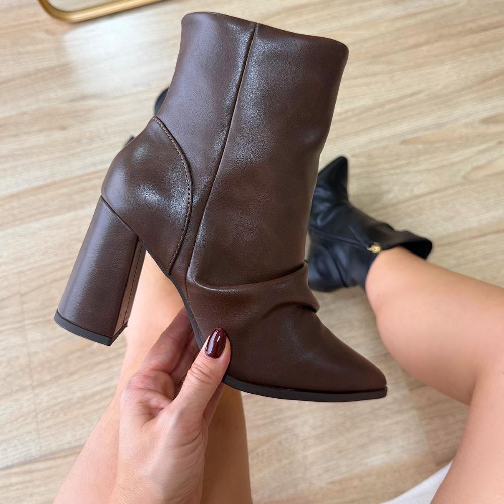 Chloe - Bota Feminina Slouchy Marrom Salto Grosso Bico Fino Marrom 5