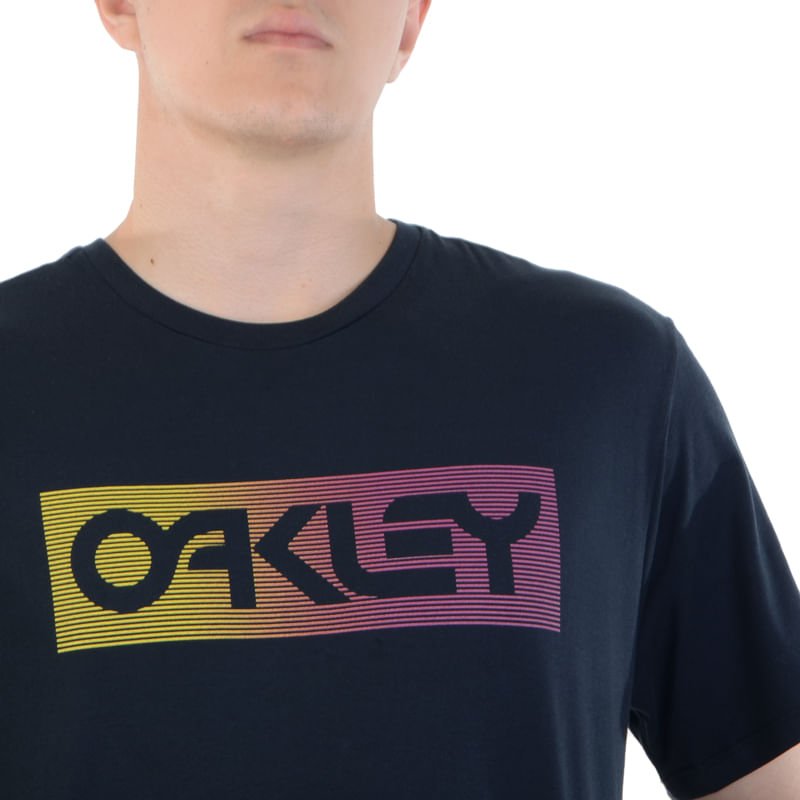 Preços baixos em Camisetas Oakley Preto para Homens