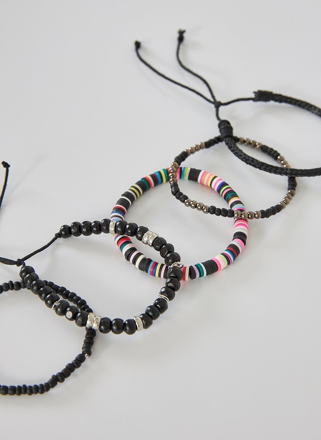 kit com pulseiras pretas e coloridas