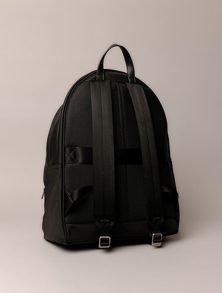 Mochila Calvin Klein Aredondada em Nylon - Preto Preto 2