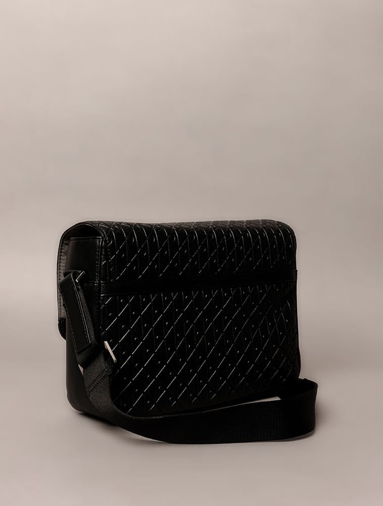 Bolsa Calvin Klein Transversal Aop Relevo - Preto Preto 2