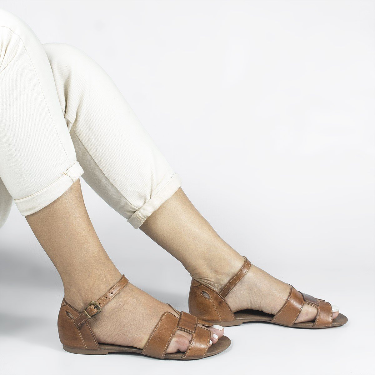 Sandália Rasteira Couro H Fechada Melina Castanho Marrom 1