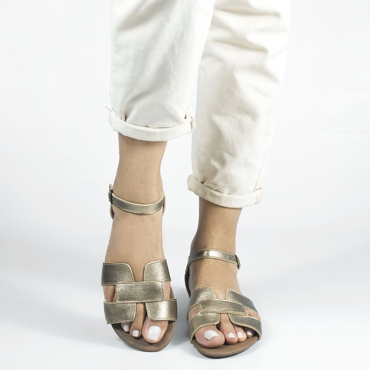 Sandália Rasteira Couro H Fechada Melina Dourada Dourado 3