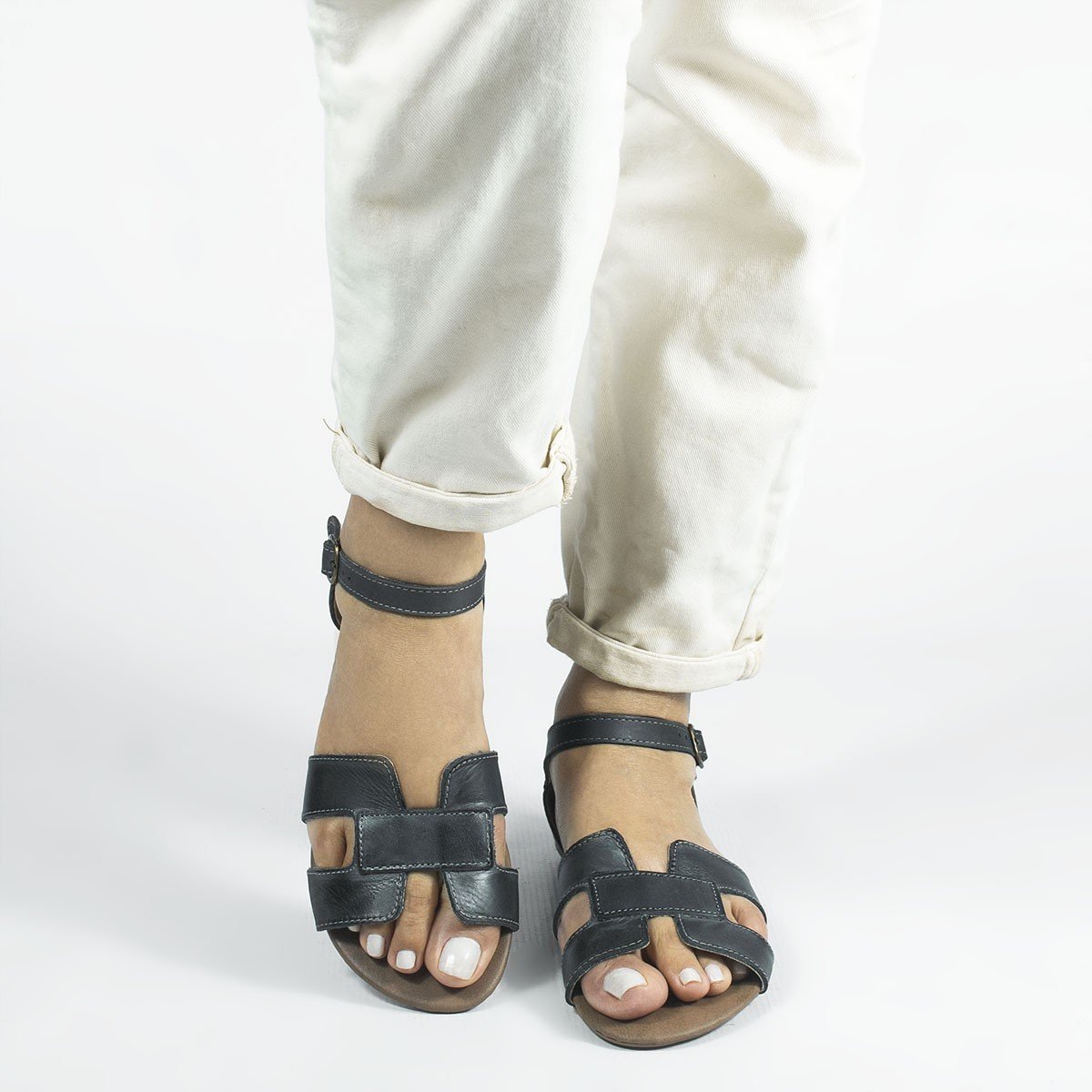 Sandália Rasteira Couro H Fechada Melina Marinho Azul 2