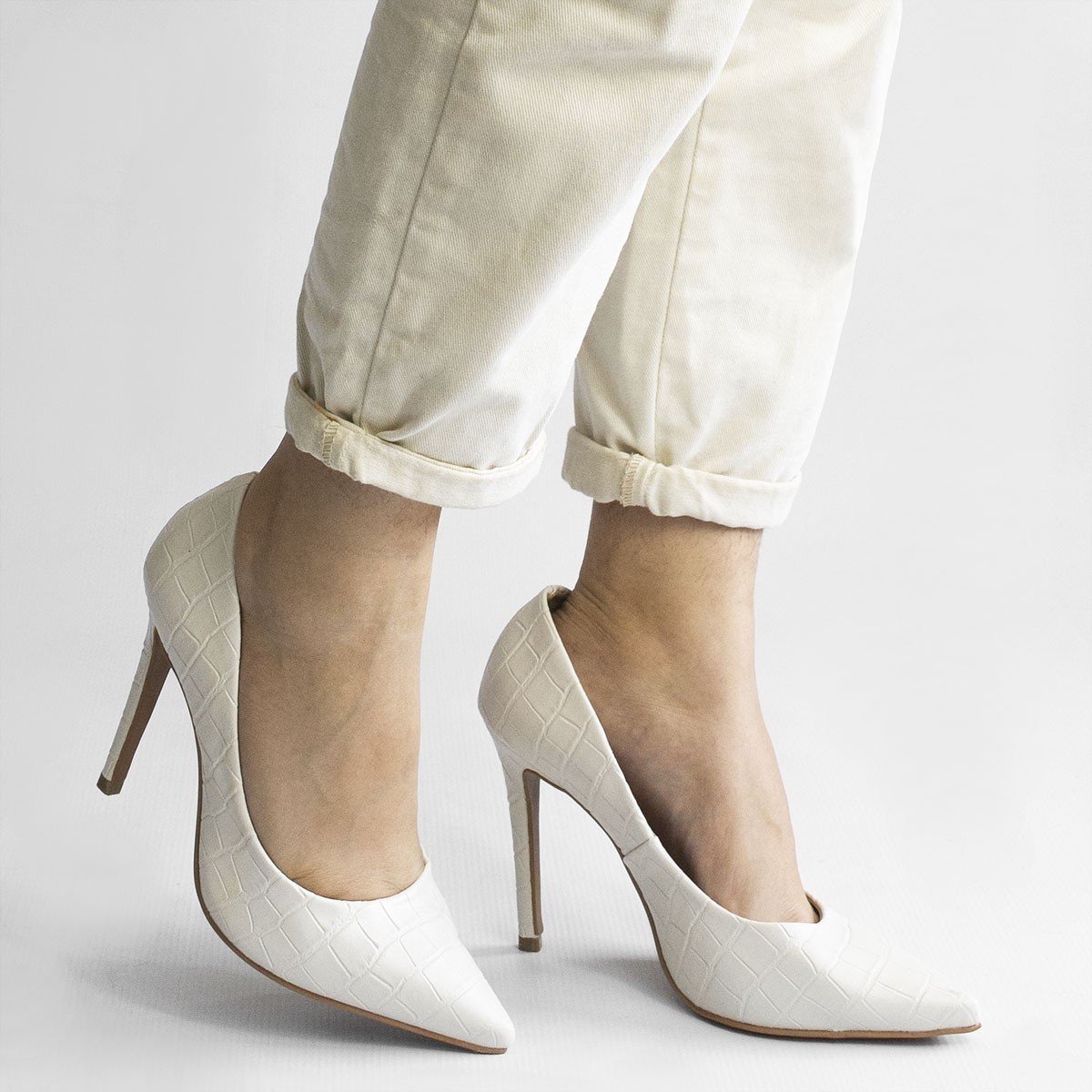 Scarpin Salto Alto  Bico Fino Suzy Croco Off White