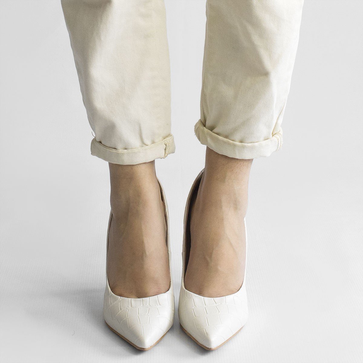 Scarpin Salto Alto Bico Fino Suzy Croco Off White Branco 8