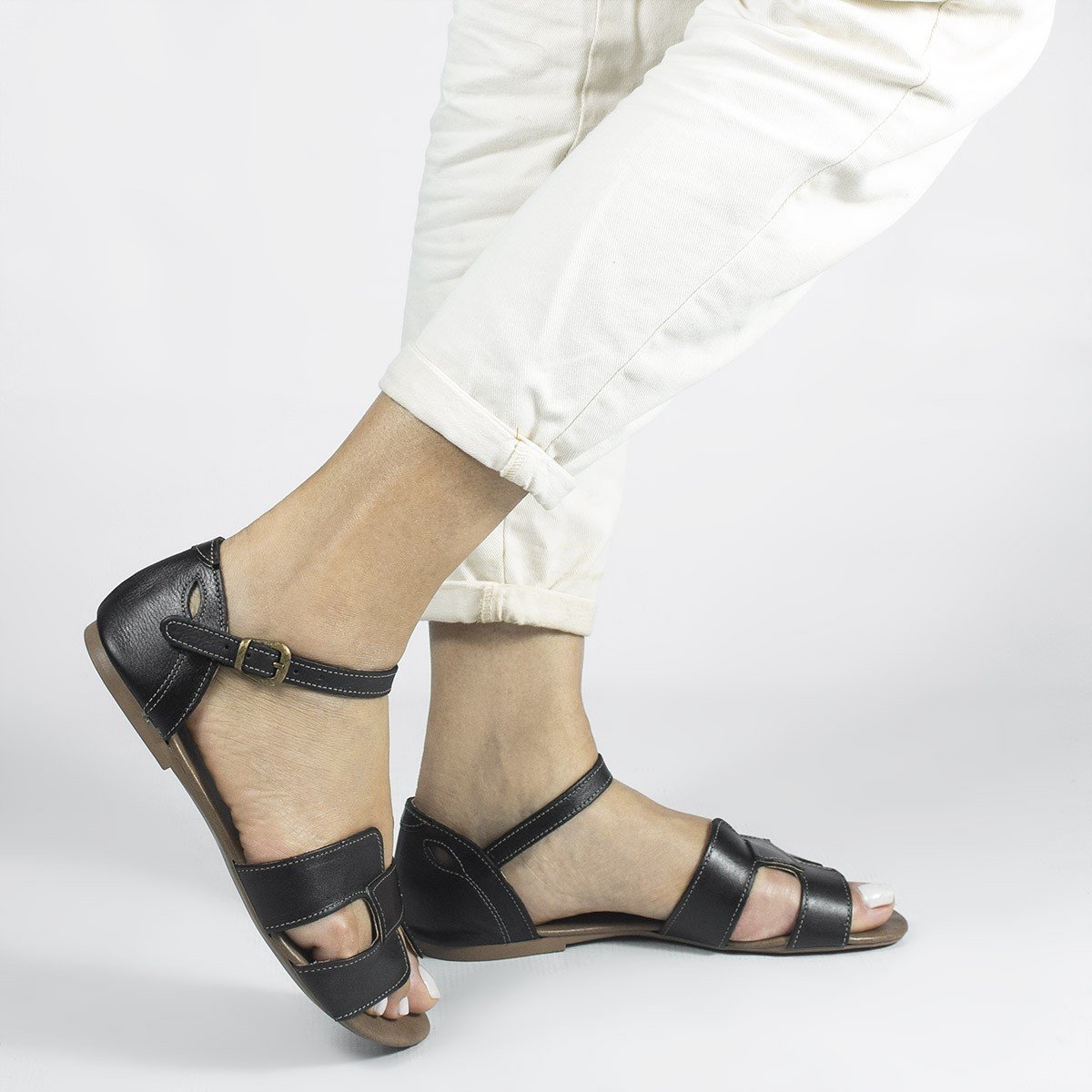 Sandália Zatta Rasteira Couro H Fechada Melina Preto 5