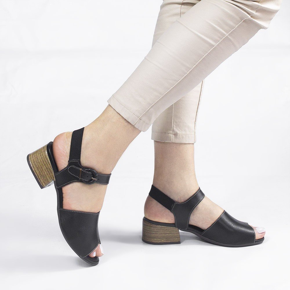 Sandália Zatta de Couro Salto Bloco Laiane Preto