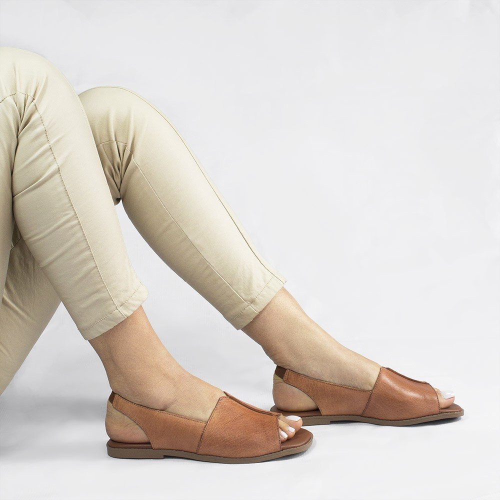 Sandália Rasteira Bx Couro Fechada Francisca Caramelo