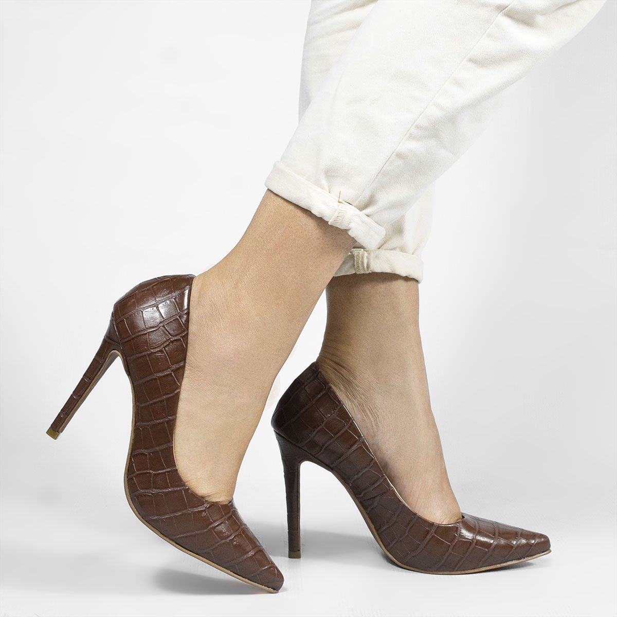 Scarpin Salto Alto Bico Fino Suzy Croco Marrom